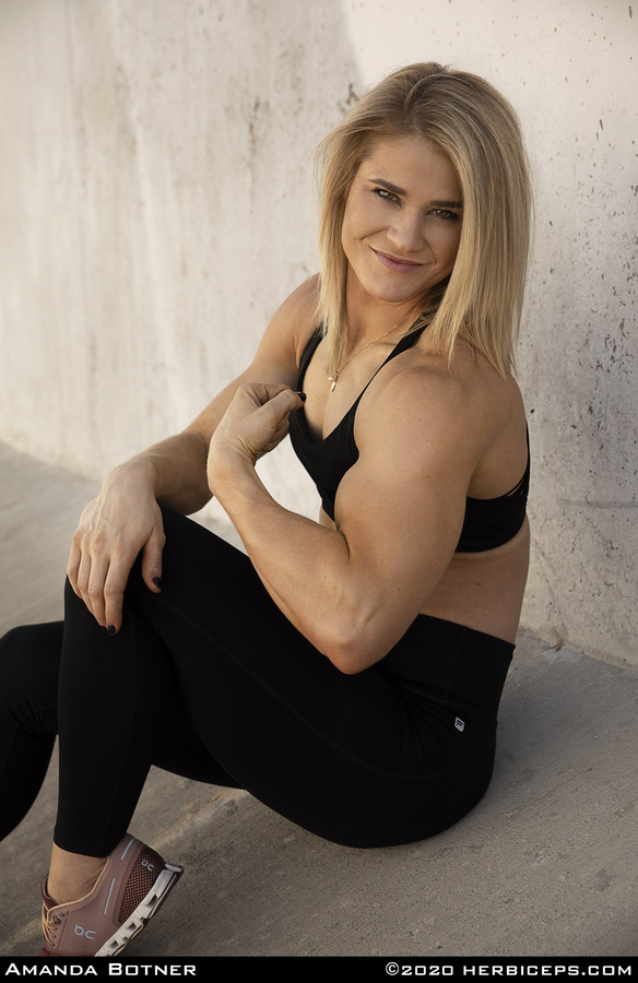 Female Muscle Videos and Photos - HerBiceps