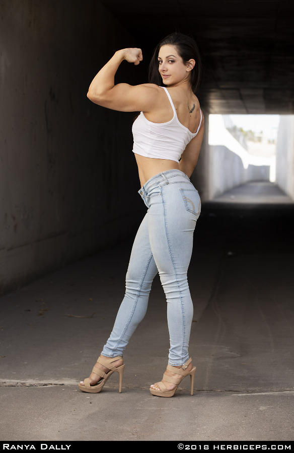 Renaya Rapper Muscle Female Muscle Videos and Photos - HerBiceps