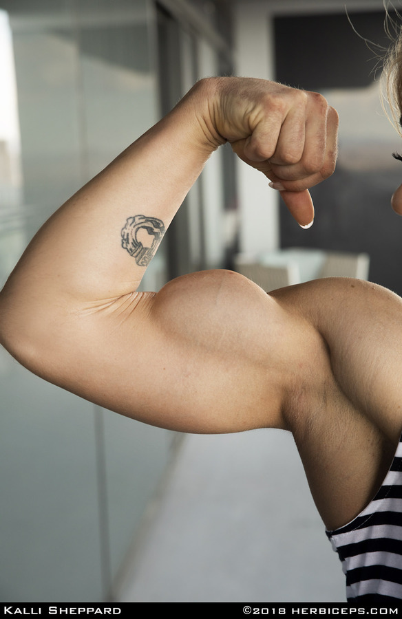 Female Muscle Videos and Photos - HerBiceps