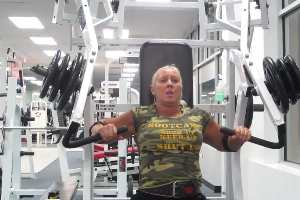 Hammer Strength chest press drop sets - Videos - HerBicepsCam
